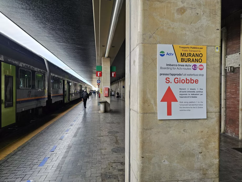 Πινακίδες για τη μαρίνα San Giobbe