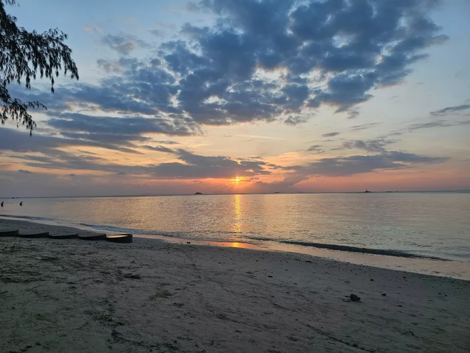 Ηλιοβασίλεμα στην παραλία Zen