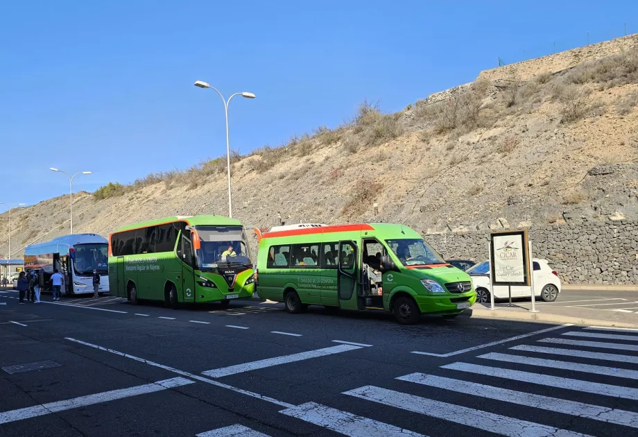 Στάσεις λεωφορείων δημόσιας συγκοινωνίας μπροστά από τον τερματικό σταθμό
