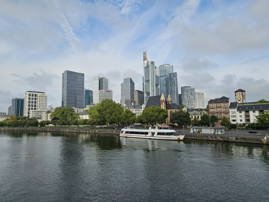 Θέα από το Eiserner Steg προς το σύγχρονο κέντρο