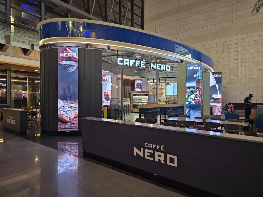 Caffé Nero, αφίξεις, δημόσιος χώρος
