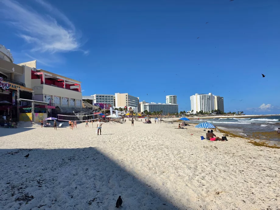 Η Playa Gaviota Azul μπροστά από το Coco Bongo
