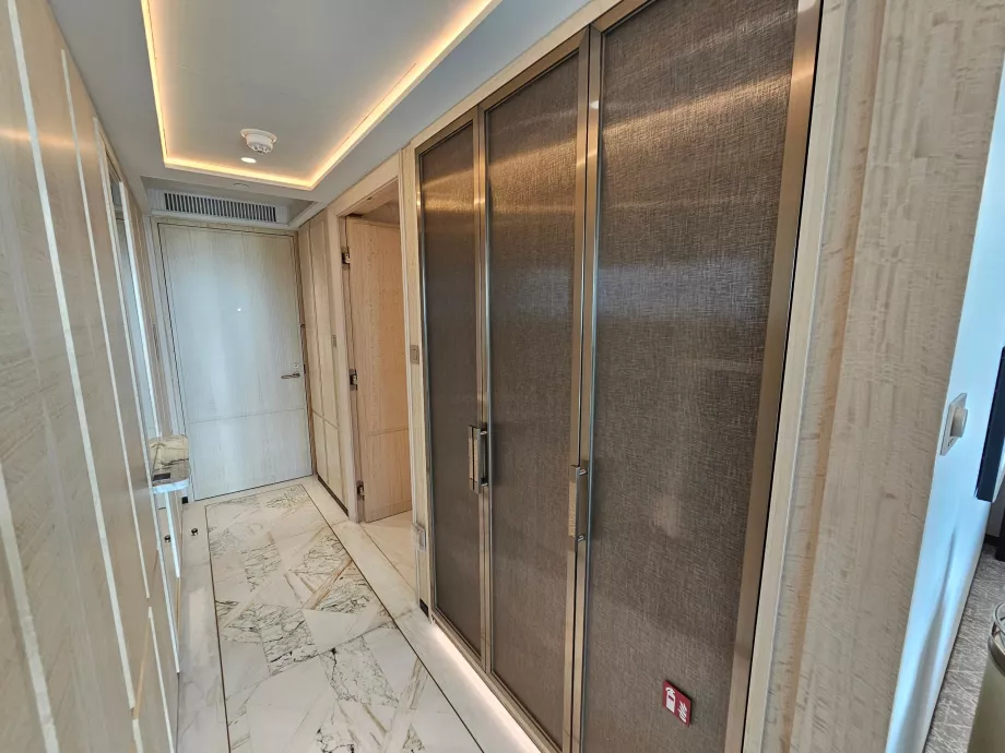 Διάδρομος στο δωμάτιο και ντουλάπες