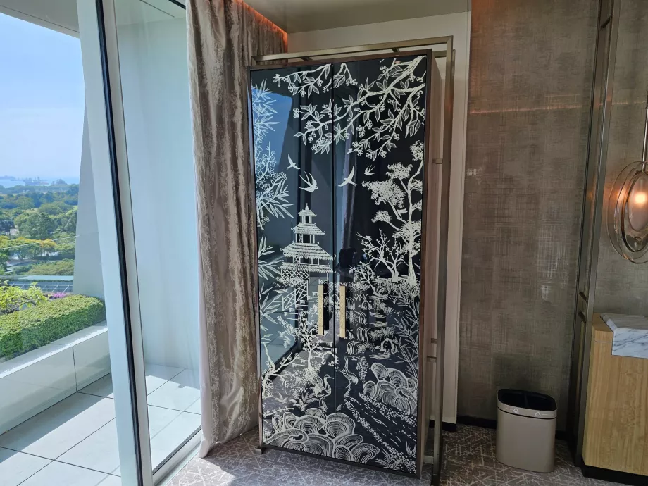 Ντουλάπα με μίνι μπαρ