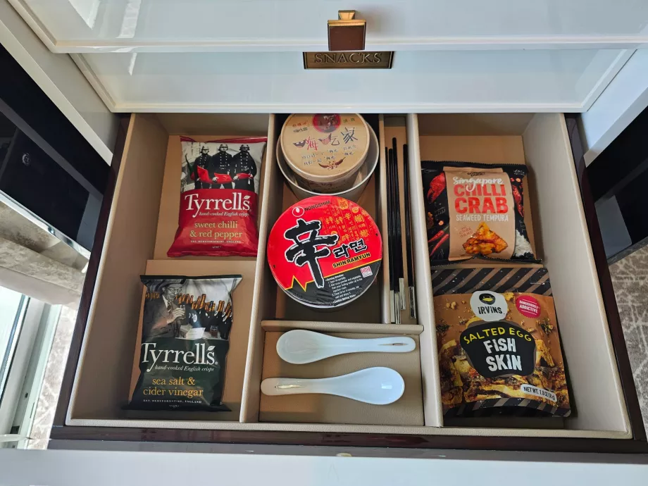 Νουντλς και πατατάκια