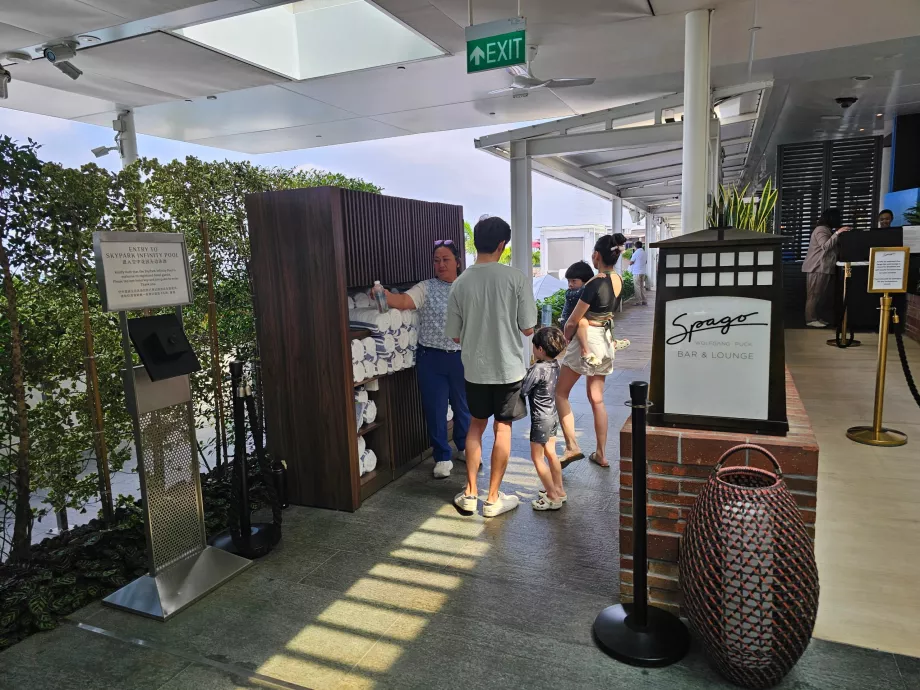 Είσοδος στην πισίνα στον τελευταίο όροφο