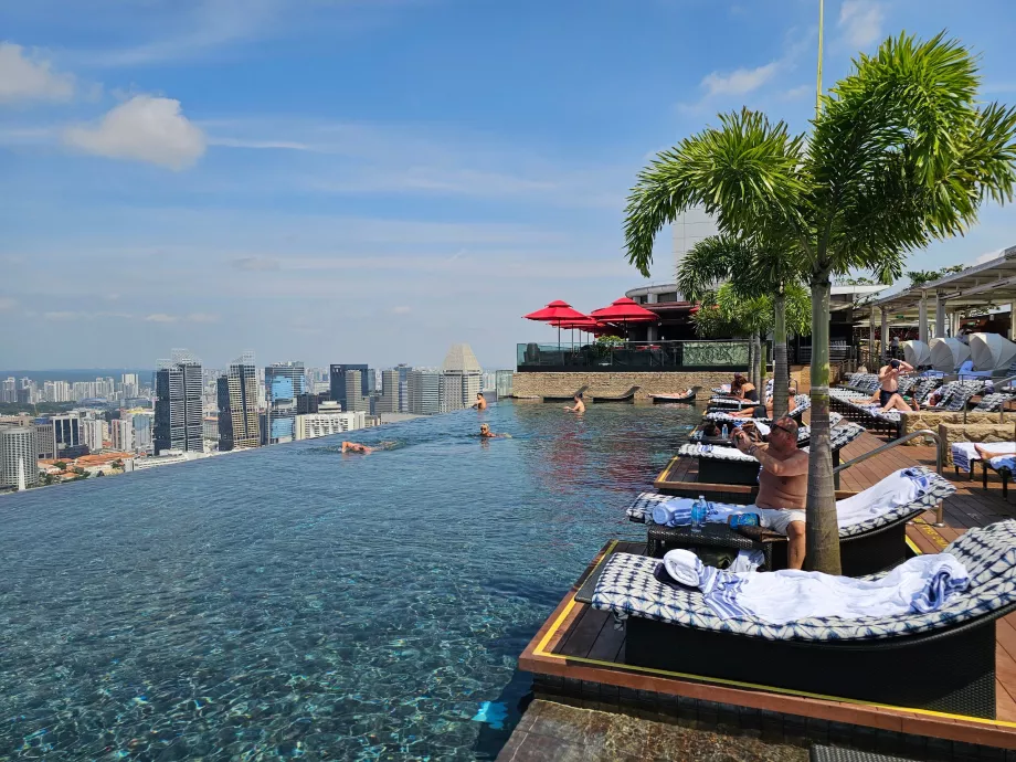 Πισίνα στον τελευταίο όροφο και ξαπλώστρες