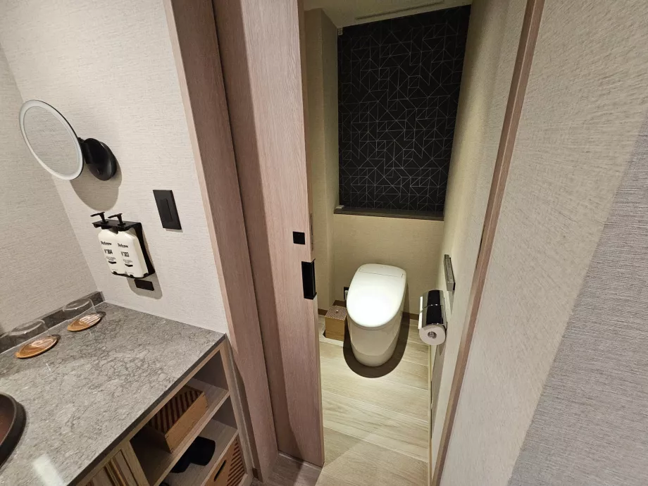 Χωρισμένη τουαλέτα από το υπόλοιπο μπάνιο με πόρτα