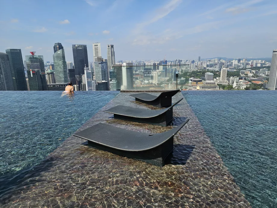Πισίνα στον τελευταίο όροφο και ξαπλώστρες