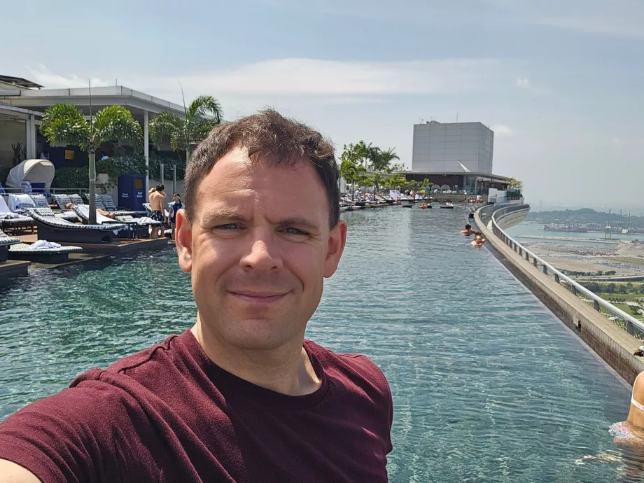 Απέραντη πισίνα στο Marina Bay Sands