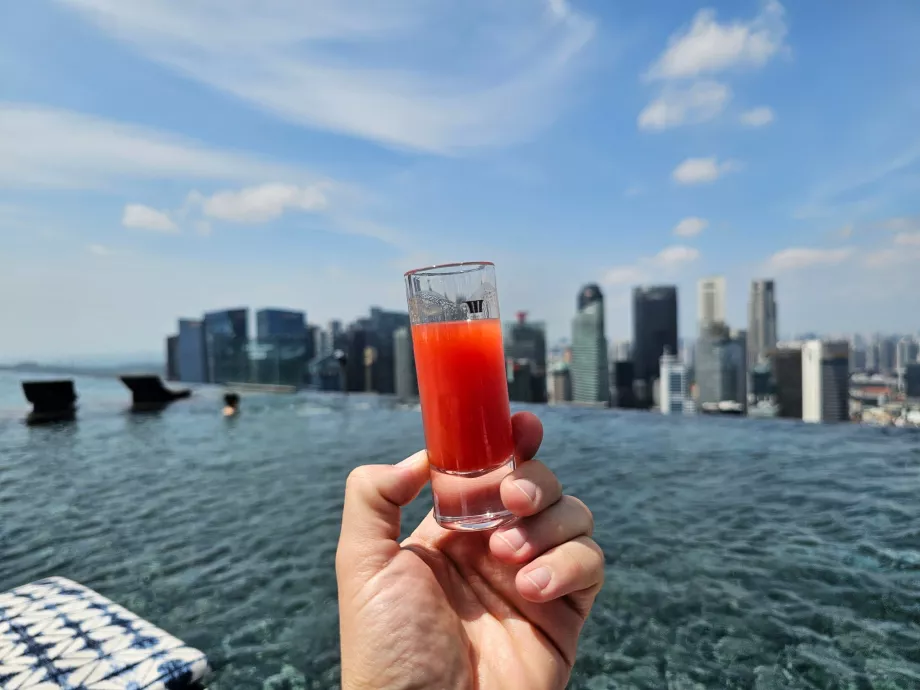 Δωρεάν ποτό στην πισίνα