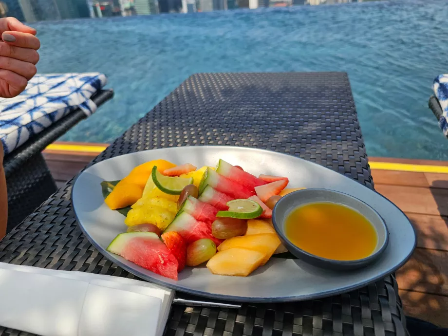 Μπολ με φρούτα