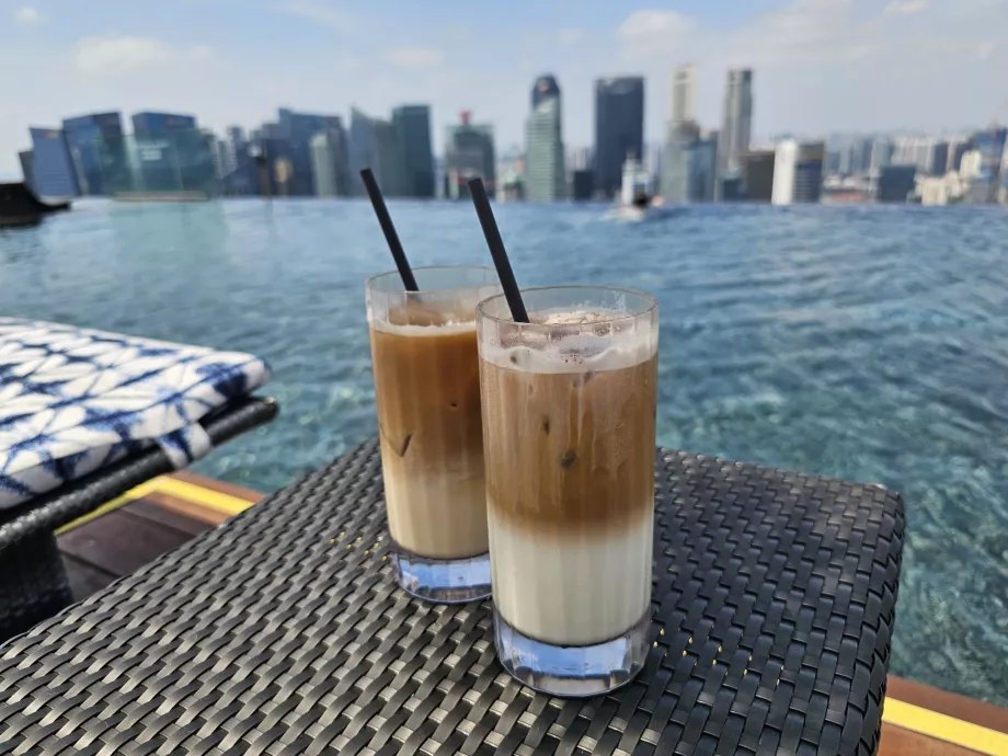 Καφές δίπλα στην πισίνα