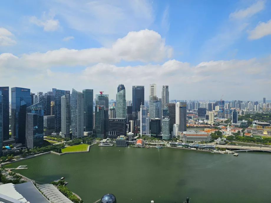 Θέα από την πισίνα στον τελευταίο όροφο του MBS