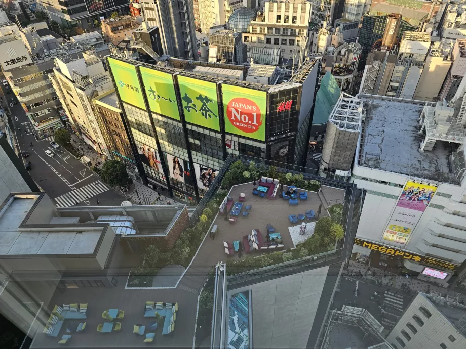 Θέα της εξωτερικής βεράντας του εστιατορίου Gallery 11