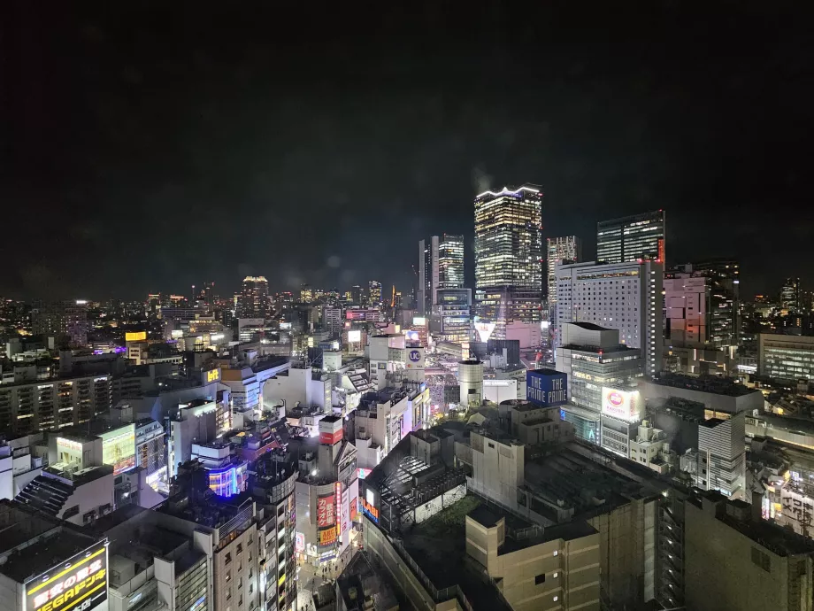 Θέα από το δωμάτιο στον 18ο όροφο κατά τη διάρκεια της νύχτας