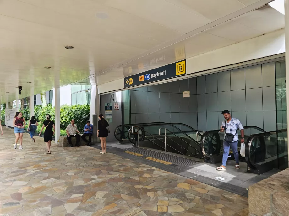 Σταθμός μετρό Bayfront κοντά στο ξενοδοχείο