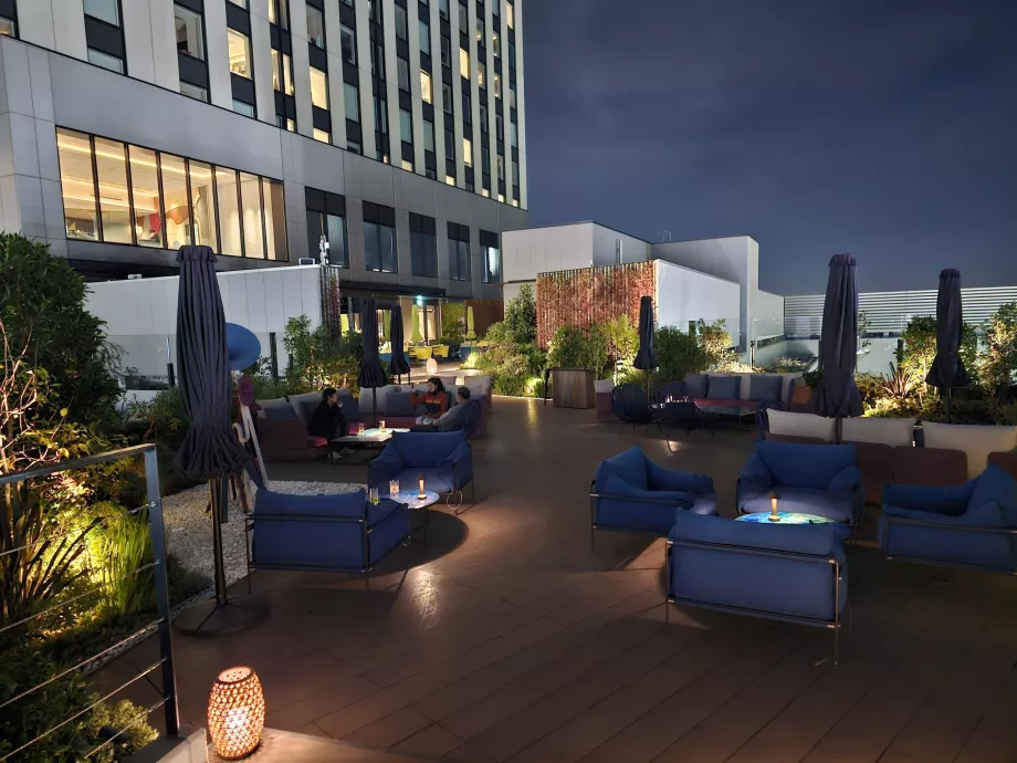 Εξωτερική βεράντα του εστιατορίου Gallery 11