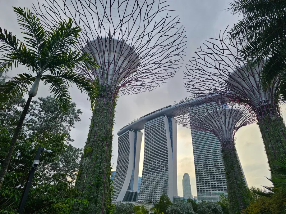 Το κτίριο Marina Bay Sands όπως φαίνεται από το Gardens by the Bay