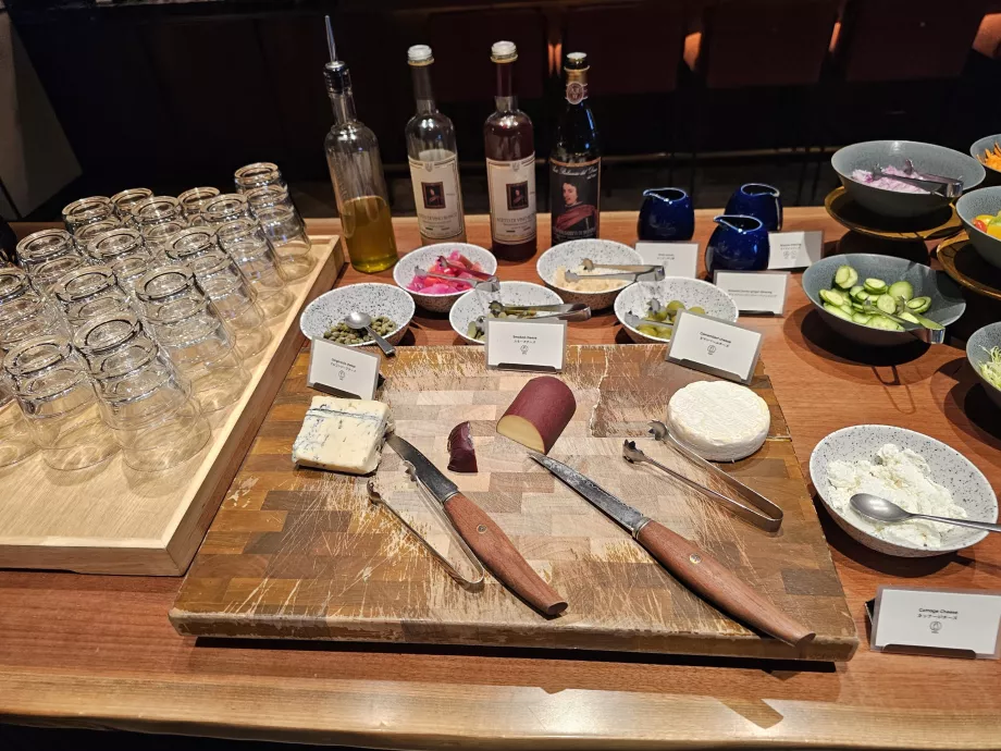 Πρωινό - τυρί, ελιές και λάδια