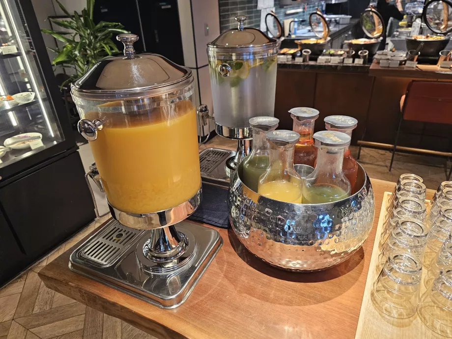 Πρωινό - χυμοί και νερό