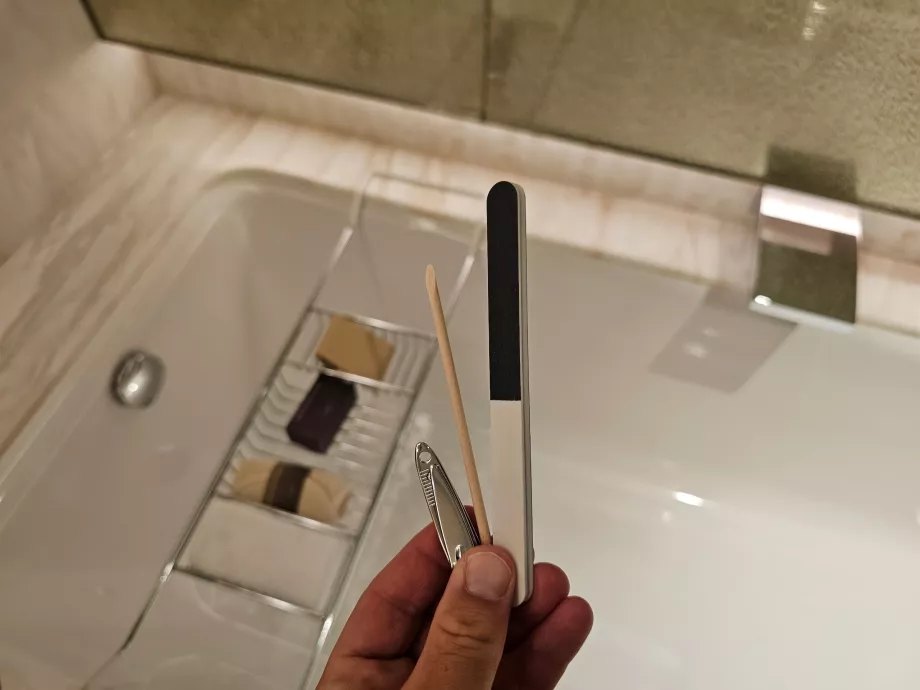 Λίμα νυχιών και ψαλίδι νυχιών