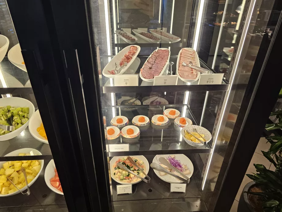 Πρωινό - σαλάτες και ζαμπόν