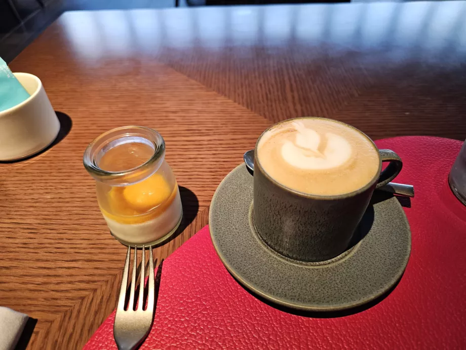 Πρωινό - καπουτσίνο και γιαούρτι