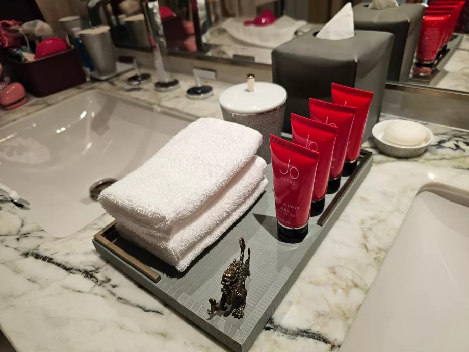 Σαμπουάν και κρέμες της Jo στο δωμάτιο