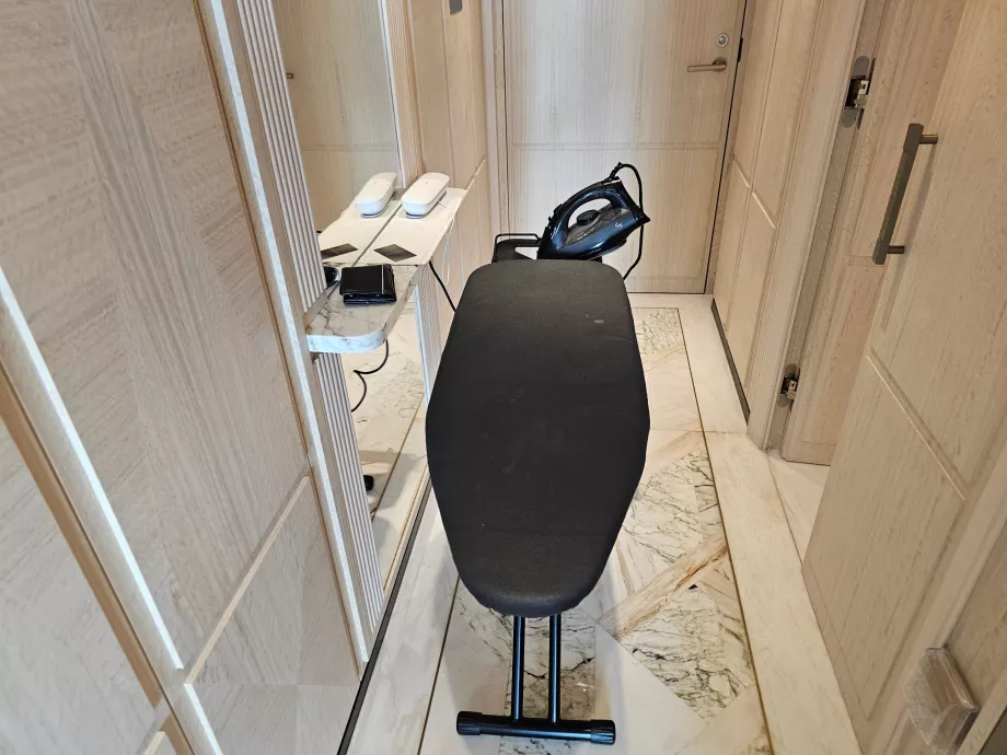 Σιδερώστρα στο δωμάτιο