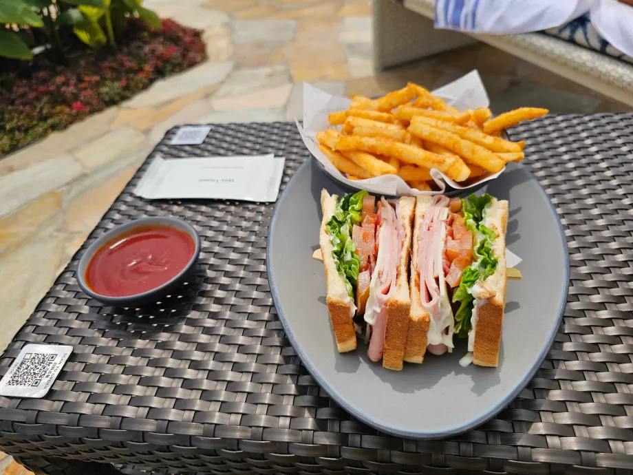 Σνακ στην πισίνα του ξενοδοχείου