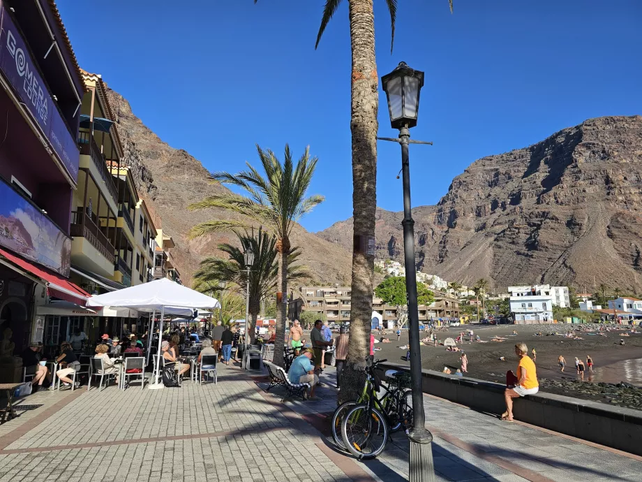 Playa de la Calera, παραλιακός δρόμος