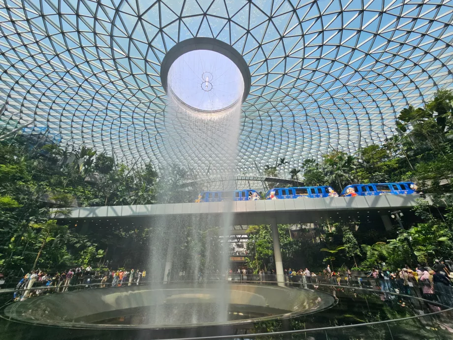 Καταρράκτης και τρένο στο JEWEL