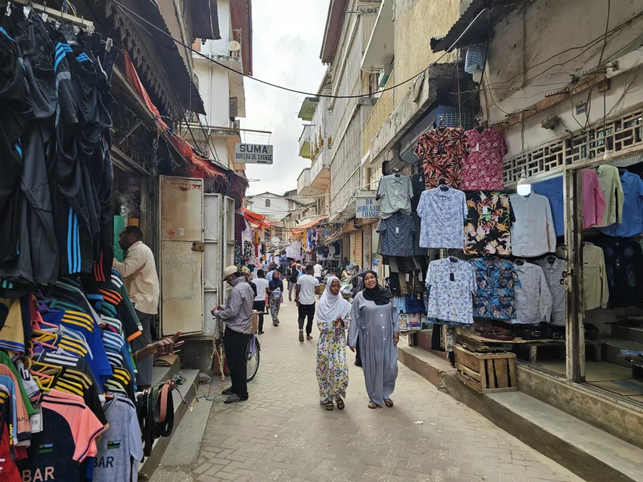 Darajani Souk, ρούχα προς πώληση