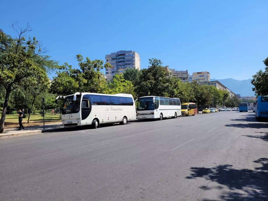 Λεωφορεία προς το αεροδρόμιο στην ανατολική πλευρά της πλατείας