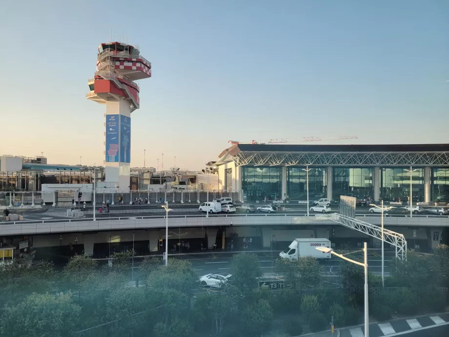 Πύργος ελέγχου στο αεροδρόμιο FCO