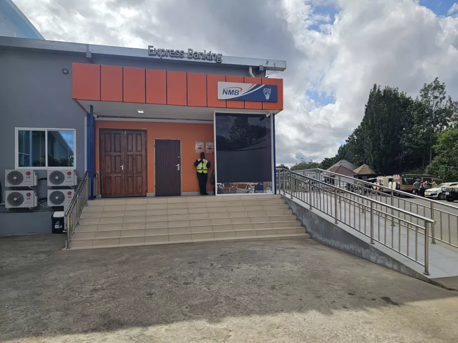 ATM μεταξύ της αίθουσας αφίξεων και αναχωρήσεων