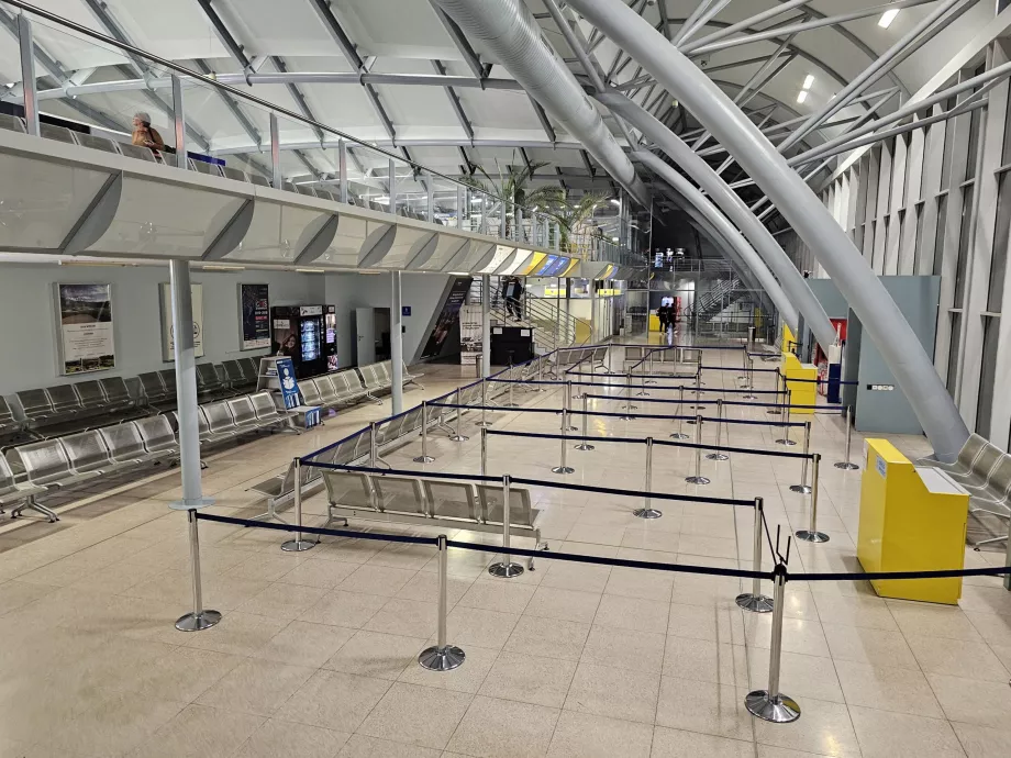 Χώρος διέλευσης και πύλες αναχώρησης, Αεροδρόμιο BRQ