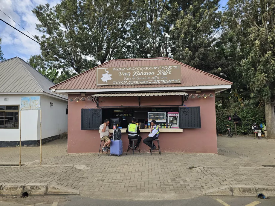 Φθηνό καφέ μπροστά από την αίθουσα αναχωρήσεων