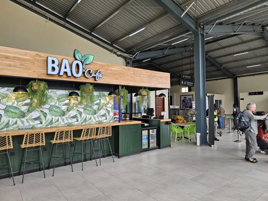 Καφετέρια στον κοινόχρηστο χώρο της αίθουσας αναχωρήσεων