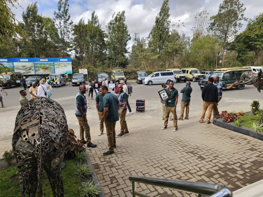 Οδηγοί ταξί έξω από την αίθουσα αφίξεων
