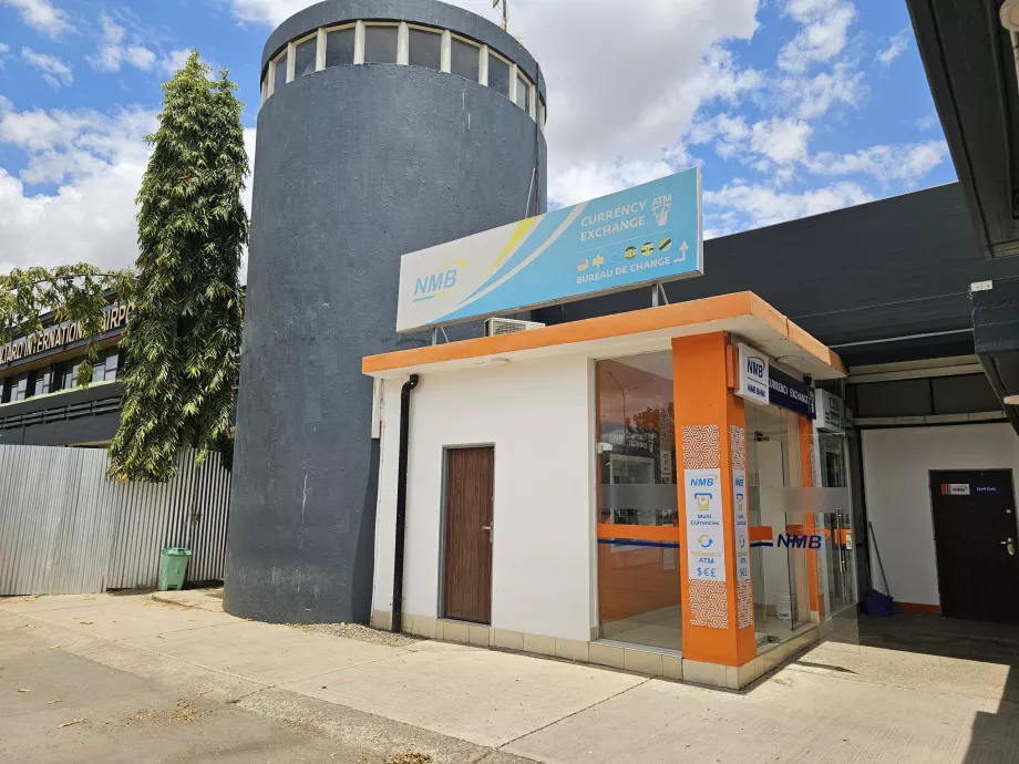 ΑΤΜ μπροστά από την αίθουσα αφίξεων