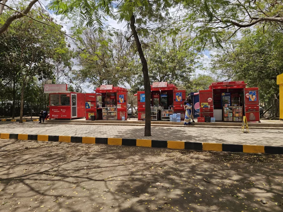 Αναψυκτήρια μπροστά από την αίθουσα αφίξεων