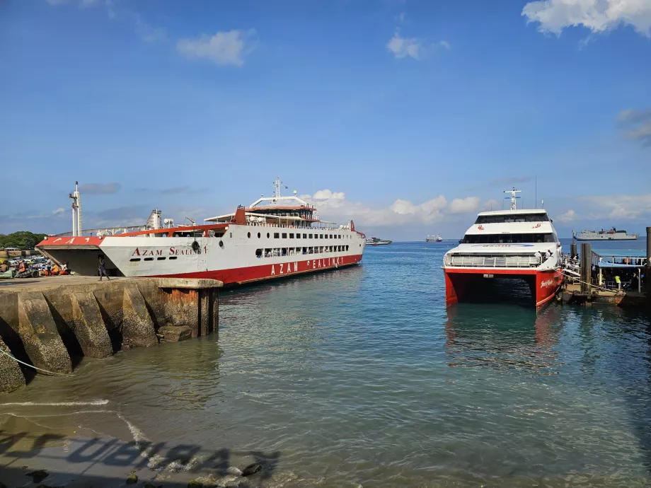 Azam Marine πλοία