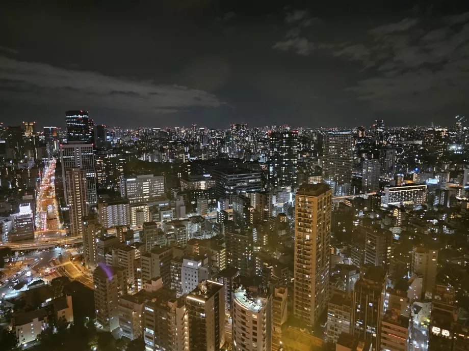 Θέα από το κεντρικό κατάστρωμα παρατήρησης κατά τη διάρκεια της νύχτας