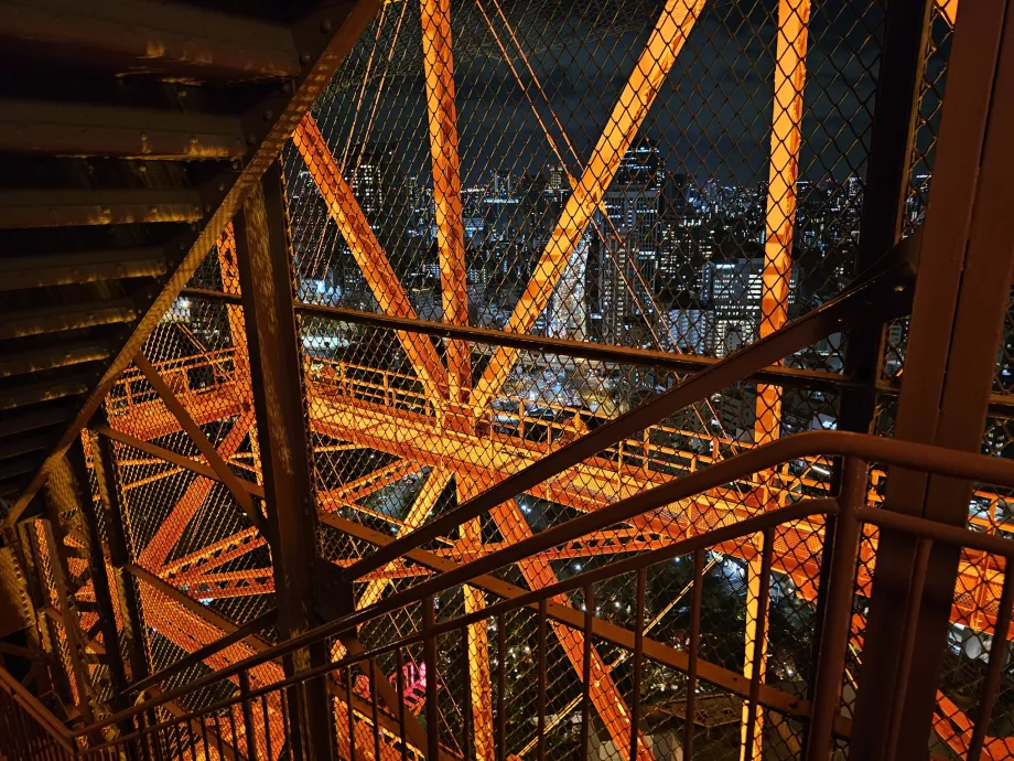 Ο δρόμος προς τα κάτω από τις σκάλες