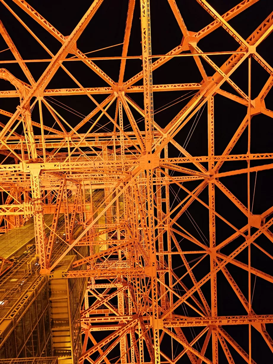 Ο δρόμος προς τα κάτω από τις σκάλες