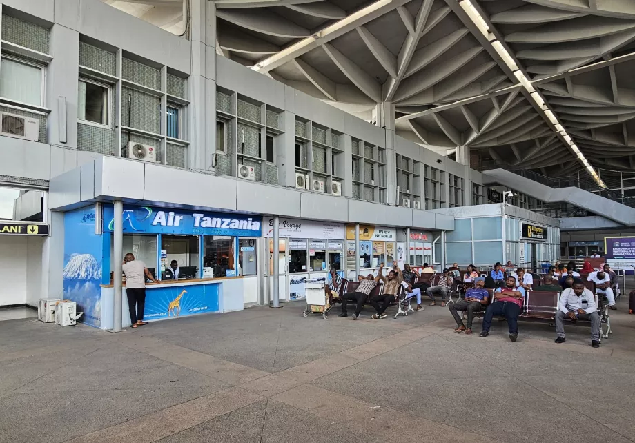 Τα γκισέ των αεροπορικών εταιρειών μπροστά από την αίθουσα αναχωρήσεων