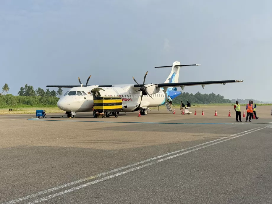 Αεροσκάφος ATR-72 των Μαλδίβων στο Kooddoo GKK