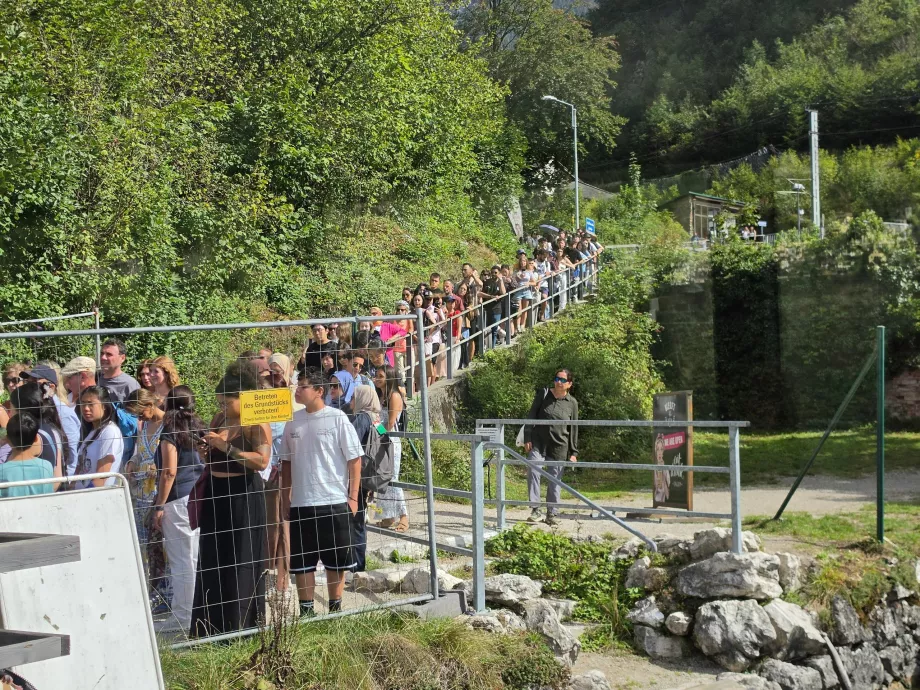 Μια μεγάλη ουρά για το πλοίο στο σιδηροδρομικό σταθμό